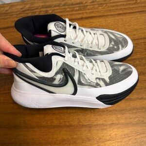 Nike Kyrie 8 Youth size 3Y White Black' NEW!